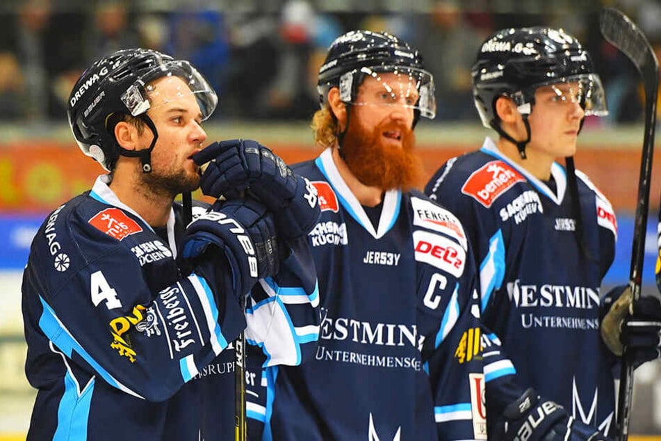 Steve Hanusch (v.l.), Kapitän Thomas Pielmeier und Arne Uplegger waren nach der Derbypleite bedient. Die Eislöwen hatten viel arbeitet, sich aber durch eigene Fehler um den Lohn gebracht.