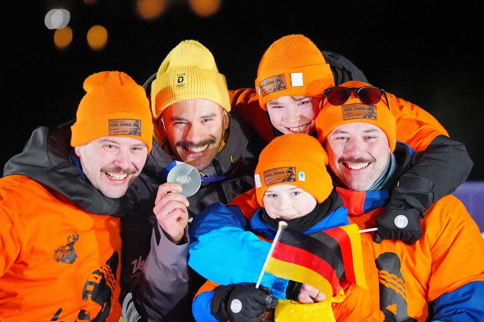 Axel Jungk (34, 2.v.l.) feierte seine Silbermedaille mit seinem Fanclub. Einer fehlte allerdings in Cortina am Eiskanal.
