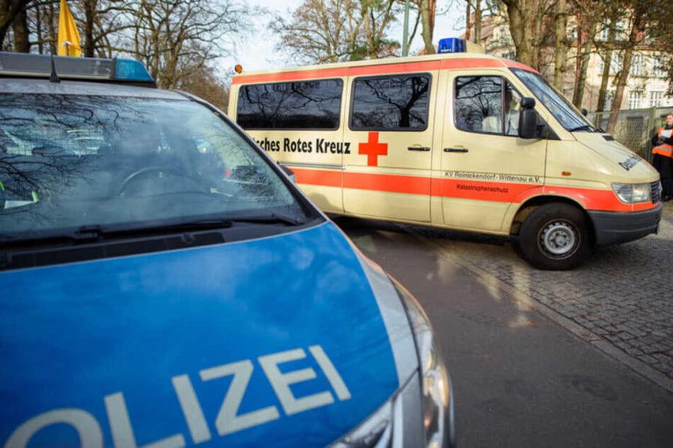 Fahrzeuge des Deutschen Roten Kreuzes (DRK) fahren unter Polizeischutz auf das Gelände der DRK Kliniken Berlin-Köpenick.