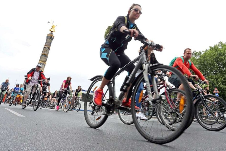 Fahrradfahrer kommen bei der ADFC-Fahrradsternfahrt an der Siegessäule (2016).