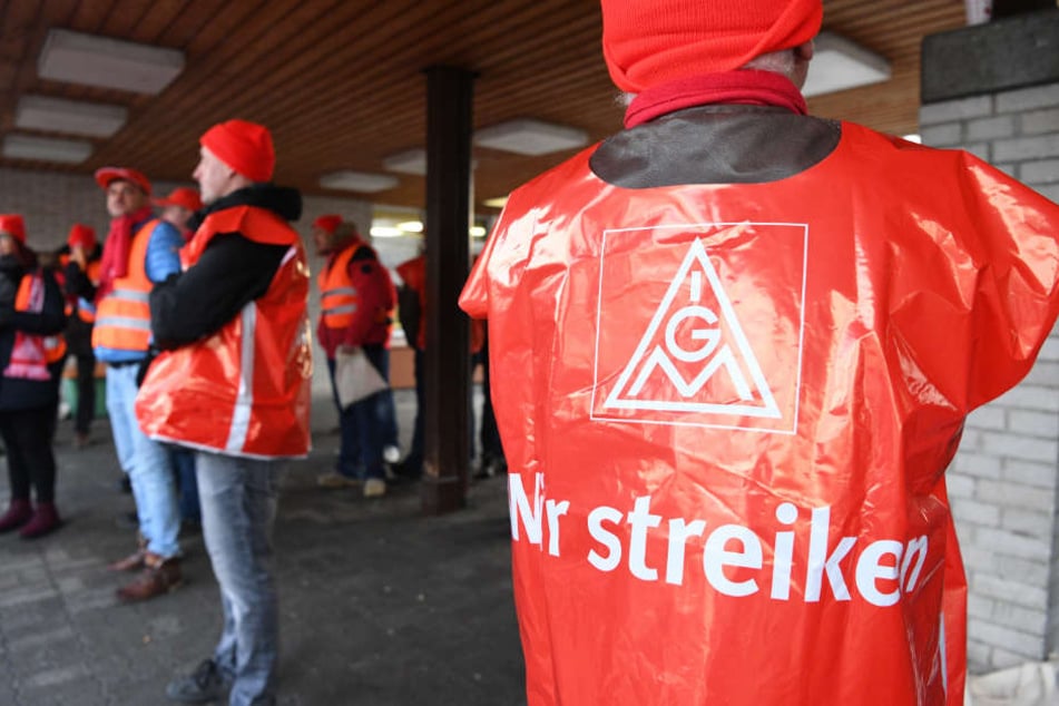 Die Tagesstreiks hatten am Mittwoch begonnen. Im Bild: Streikende bei ZF Friedrichshafen.