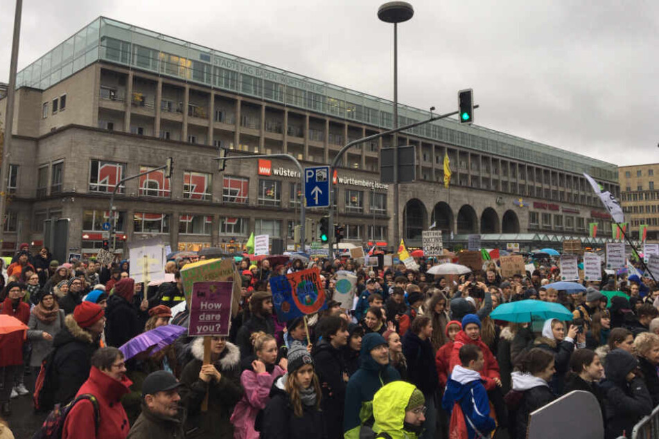 Demonstranten versammeln sich vor dem Stuttgarter Hauptbahnhof.