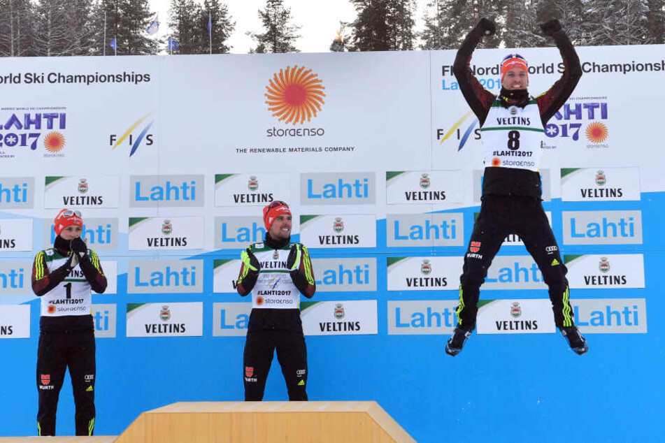 Björn Kircheisen (r.) freut sich über seinen dritten Platz. Sieger Johannes Rydzek und Eric Frenzel verfolgen seinen Freudensprung.