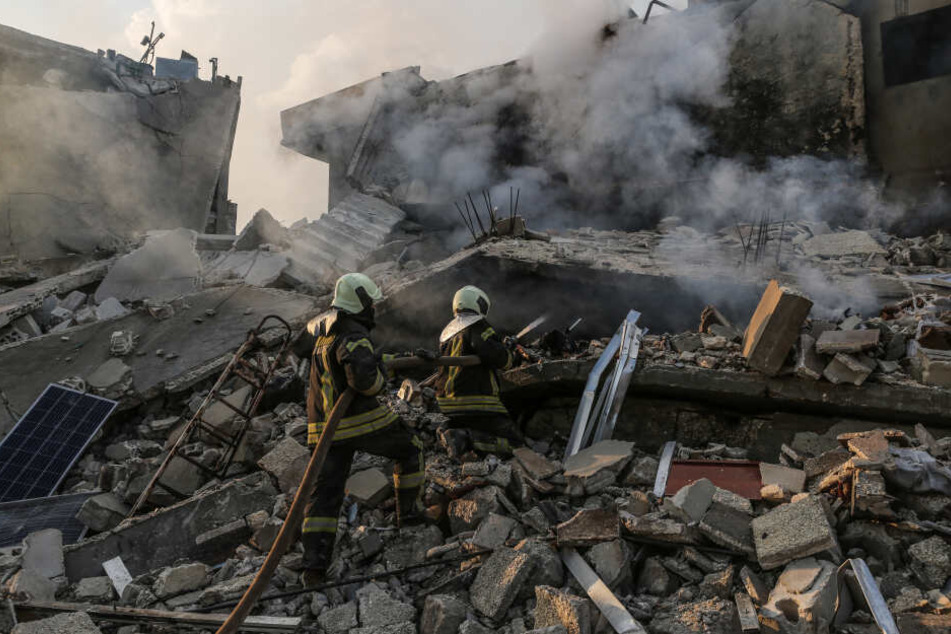 Bis heute gibt es stetig Angriffe in Syrien, die auch Zivilisten treffen. Darum ist eine Abschiebung in das Bürgerkriegsland bis heute nicht möglich. Hier zu sehen: ein Luftangriff auf die Stadt Idlib von Ende März 2019.