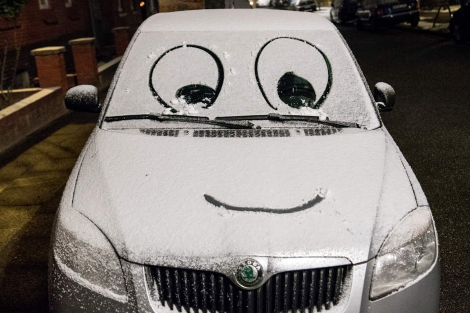 Der erste Schnee der Saison lud in Hamburg dazu ein, Spuren zu hinterlassen wie hier das lächelnde Gesicht auf einem Auto.