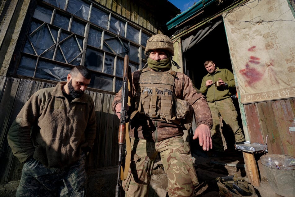 Ein ukrainischer Soldat verlässt einen Kommandoposten, um seine Schicht in einer Frontstellung in der Region Luhansk zu beginnen.