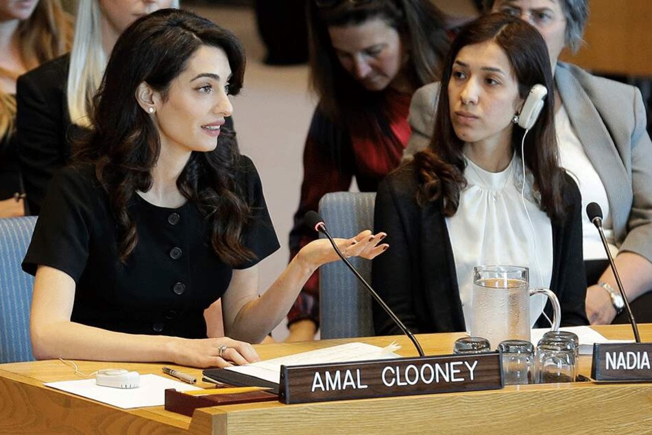 Menschenrechtsanwältin Amal Clooney neben Friedensnobelpreisträgerin Nadia Murad bei einer Debatte des UN-Sicherheitsrates zum Thema sexueller Missbrauch in Konflikten im Hauptquartier der Vereinten Nationen im April 2019.