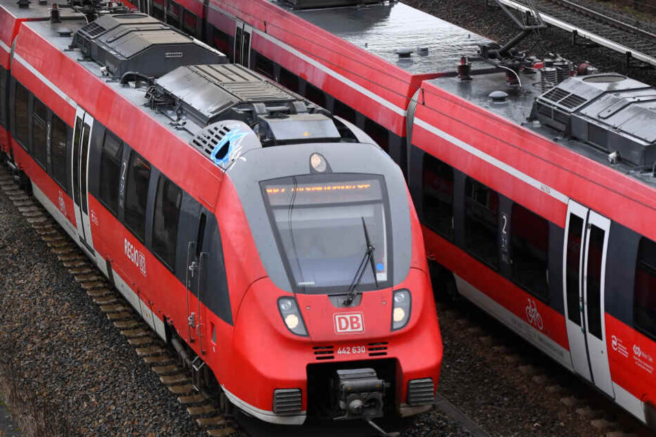 Züge der Bayerischen Regiobahn wurden durch die Steine beschädigt. (Symbolbild)