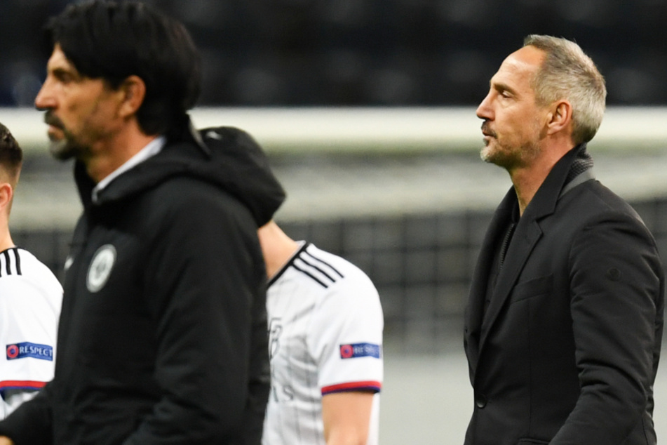 Frankfurts Cheftrainer Adi Hütter (rechts) geht nach der 0:3-Niederlage vom Platz.