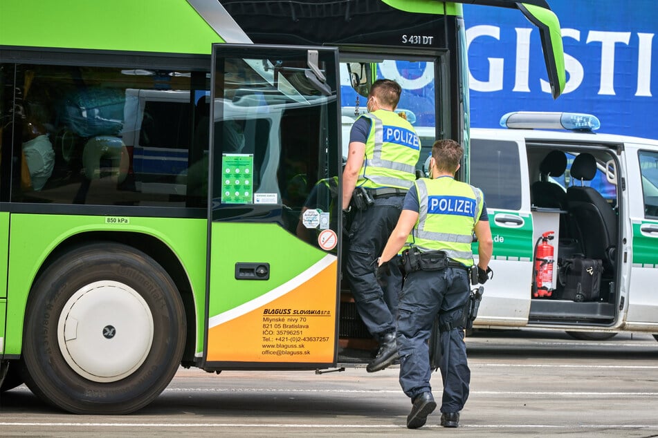 Widerstand geleistet und Polizisten attackiert: Verurteilter geht Beamten bei Grenzkontrolle ins Netz