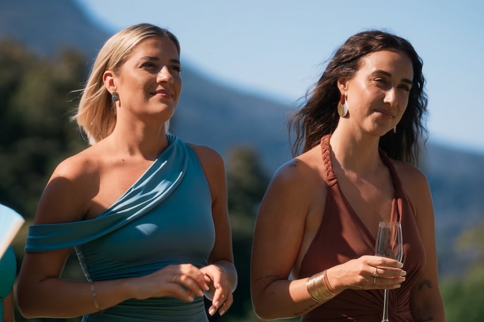 Noch vor den Dreamdates müssen Natalie (29, l.) und Chiara (33) die Villa verlassen, sie haben keine Rose mehr von Tim bekommen.