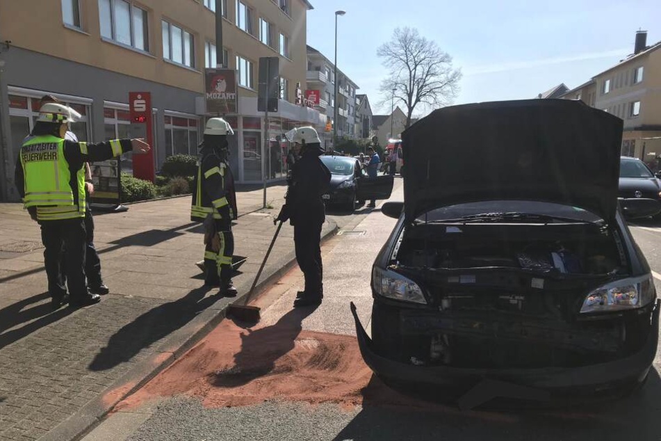 Die Feuerwehr kümmerte sich um ausgelaufene Betriebsstoffe.