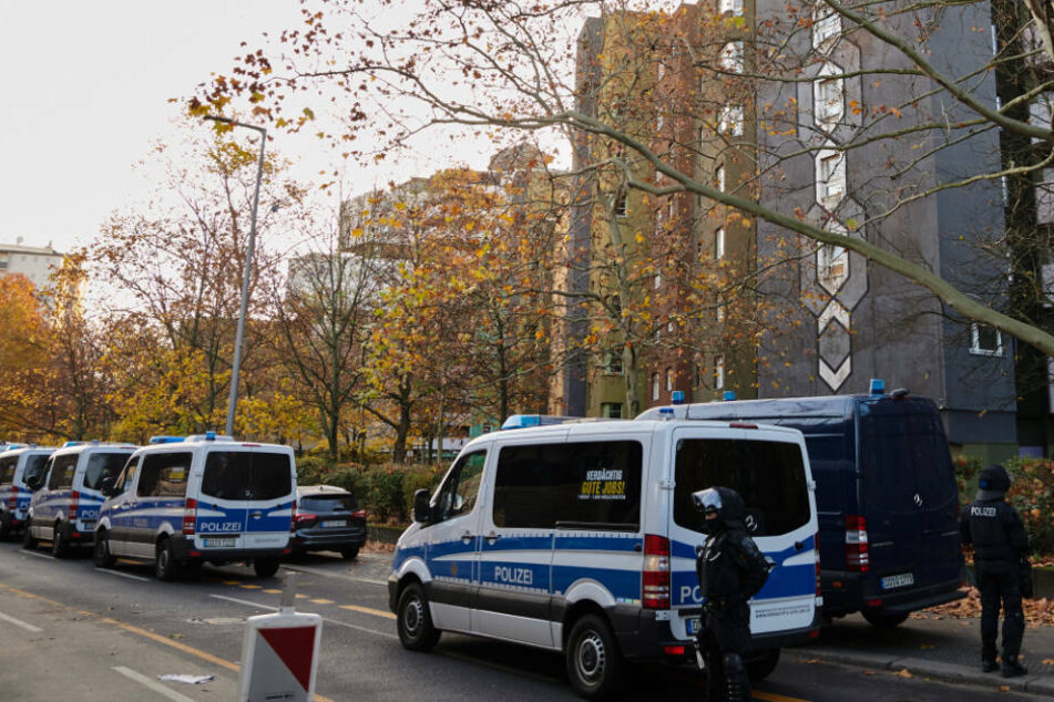 Polizeifahrzeuge stehen bei einem Einsatz vor Häusern in der Gitschiner Straße. Knapp ein Jahr nach dem Kunstdiebstahl im Dresdner Grünen Gewölbe hat die Polizei am Dienstagmorgen in Berlin drei Tatverdächtige festgenommen.