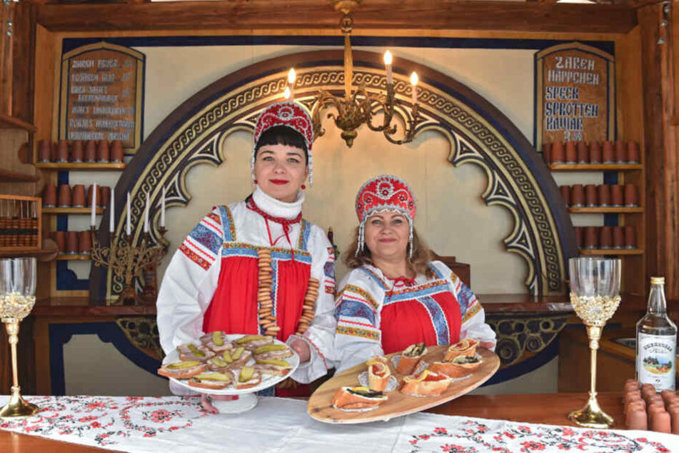 Ludmilla (34, l.) und Ljudmila (45) sind mit ihrer "Russischen Taverne" erstmalig bei der Mittelalter-Weihnacht im Stallhof vertreten.