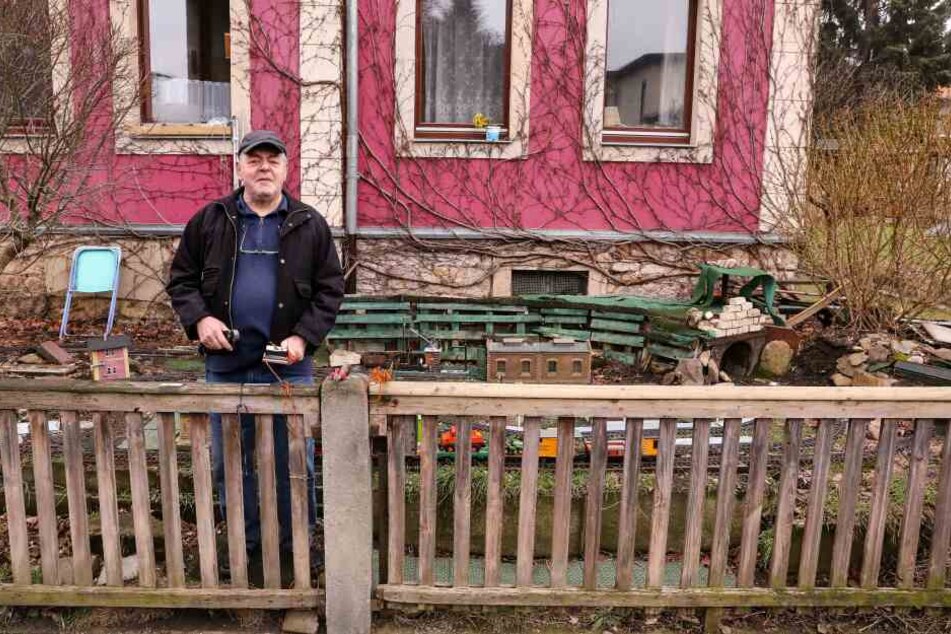 Harald Palitzsch (69) hat in seinem Vorgarten die Weißeritztalbahn nachgebaut. Vandalen klauten ihm aber immer wieder Teile der Elektrik.