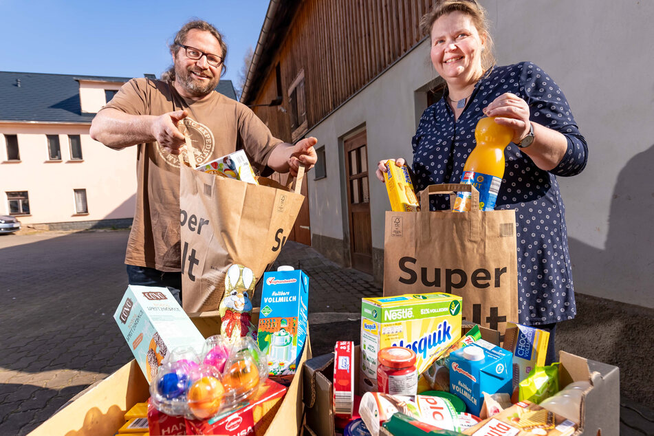 Swen Kaatz (48) und Mandy Bachmann (42) sammeln Lebensmittel für Bedürftige.