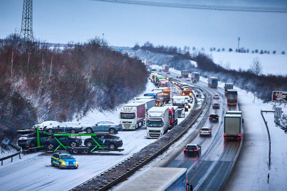 Durch Schnee und Glätte stellte sich ein Lkw auf der A17 quer.
