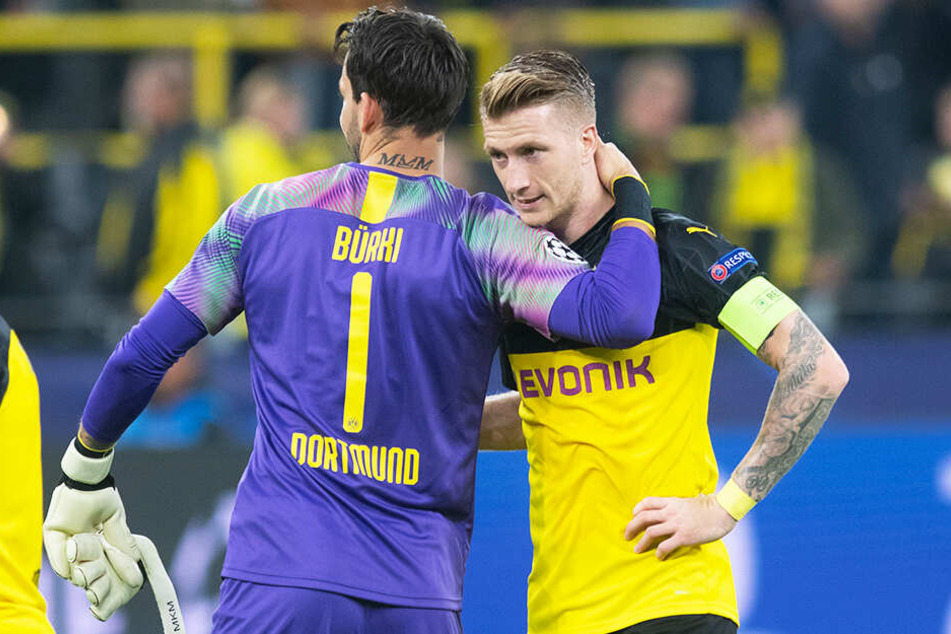 Nach dem Barca-Spiel musste BVB-Keeper Roman Bürki (l.) seinen Kapitän Marco Reus trösten.