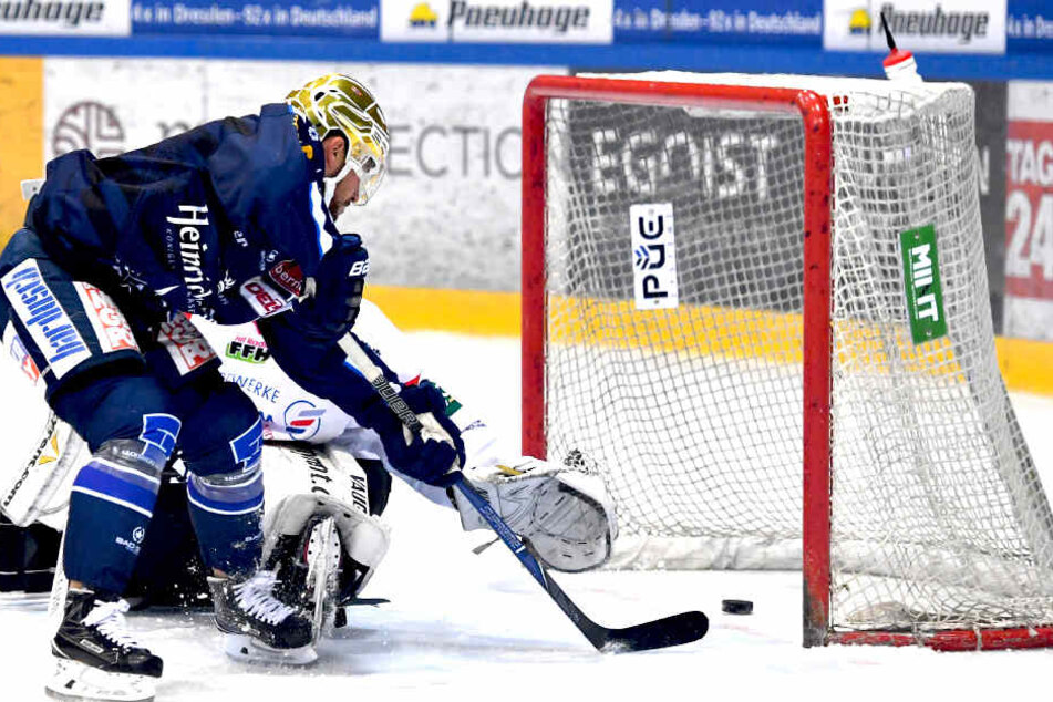Nick Huard (#40, Dresden) trifft gegen Goalie Felix Bick (Nauheim).