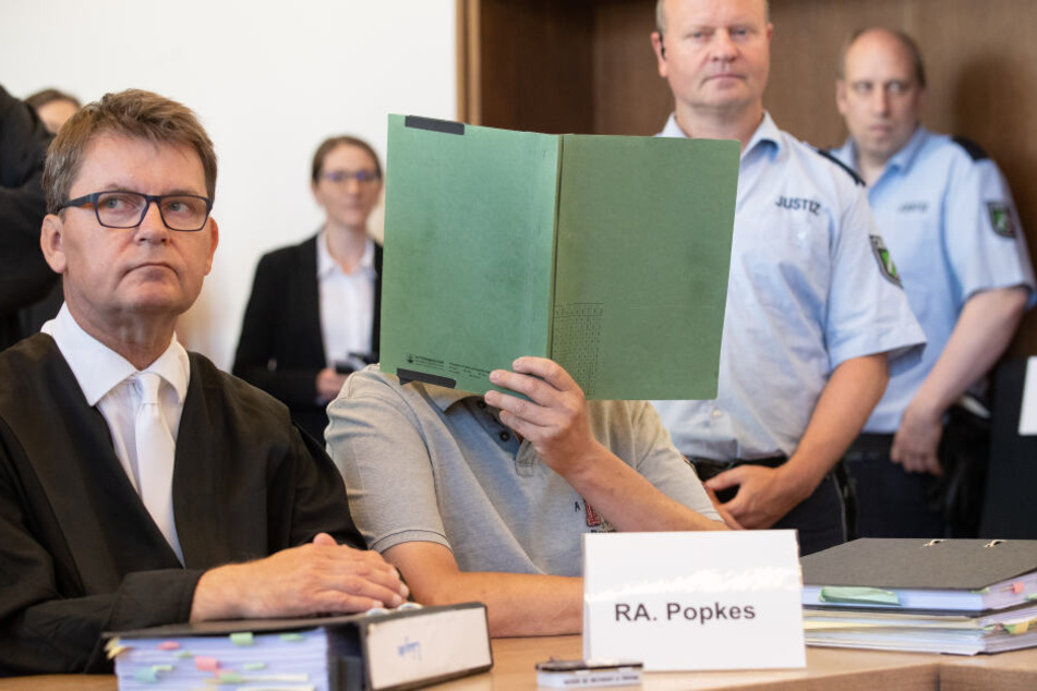 Der Angeklagte versteckte sein Gesicht am Mittwoch hinter einem Aktenordner.