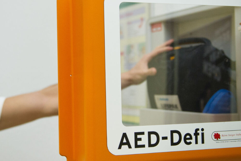 Entsprechende Defibrillatoren können in Notsituationen Leben retten. (Symbolbild)