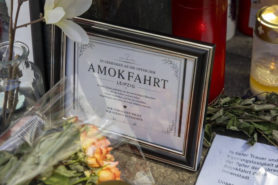 Nach der Amokfahrt legten die Menschen in Leipzig an der Strecke zahlreiche Blumen, Kerzen und Gedenkbilder ab.