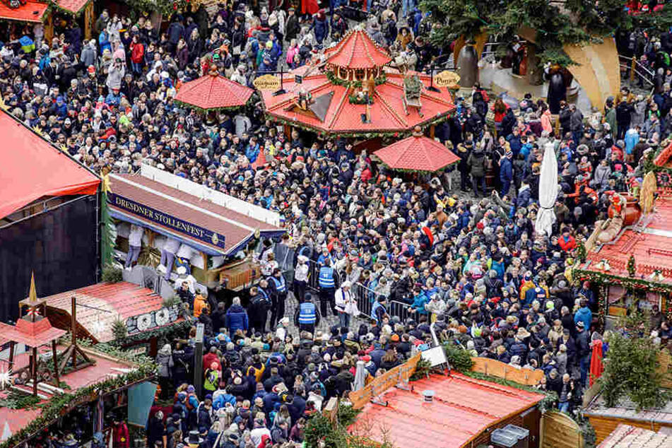 Andrang am Striezelmarkt: Jeder wollte gestern ein Stück vom Riesenstollen abhaben.