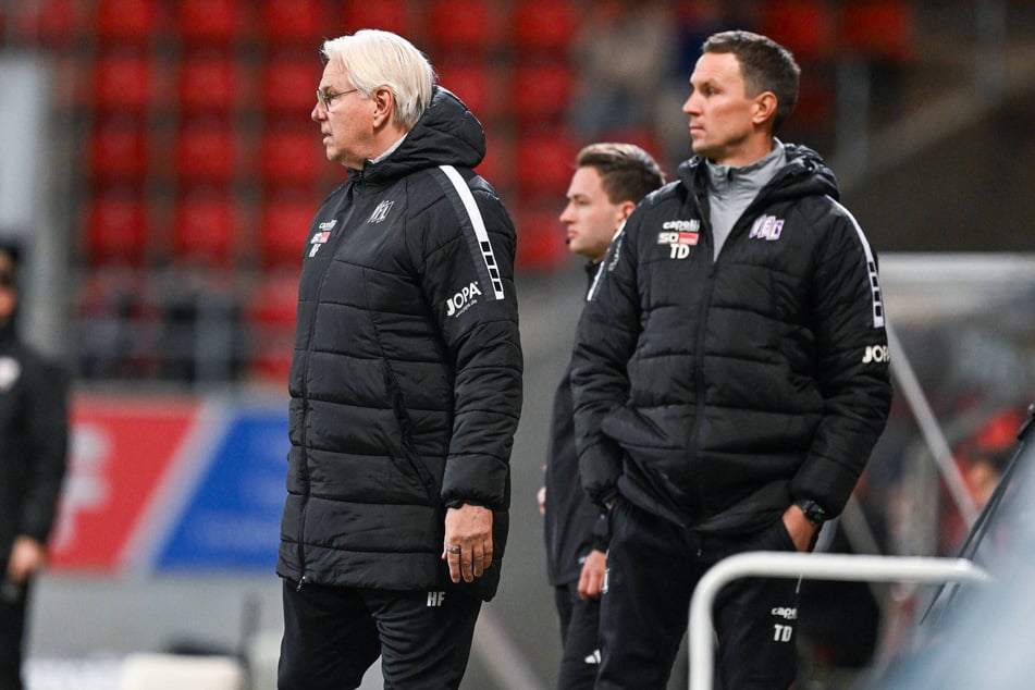 Mussten ebenfalls ihren Hut nehmen: die Co-Trainer Heiko Flottmann (64, l.) und Tim Danneberg (38, r.).