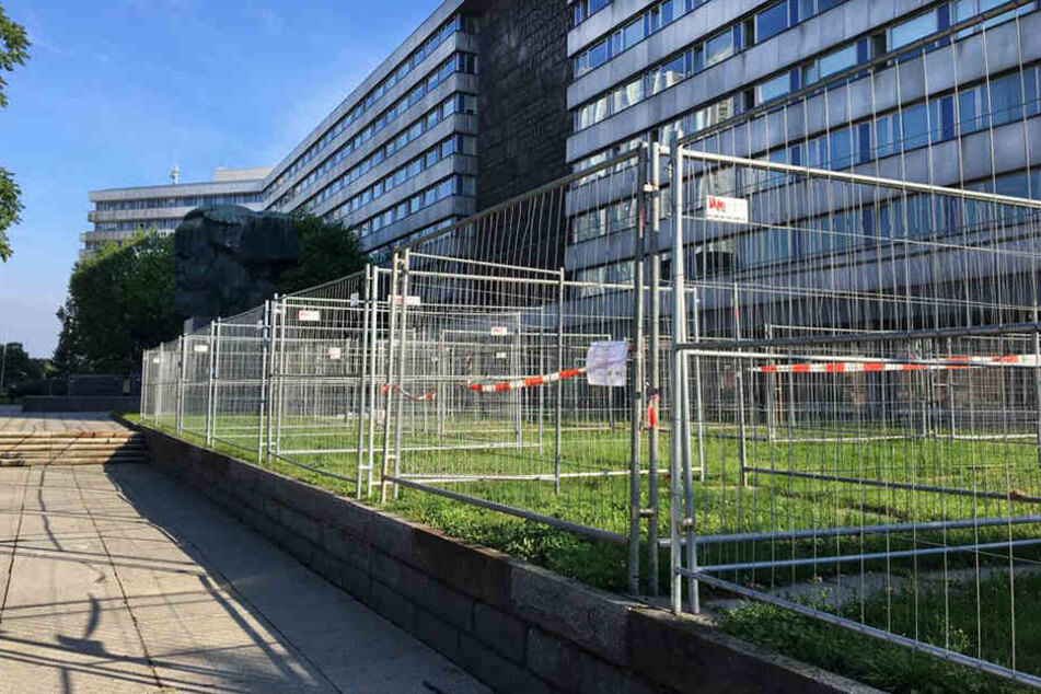 Zwischen Marx-Monument und Straße der Nationen stehen schon die ersten Zellen.