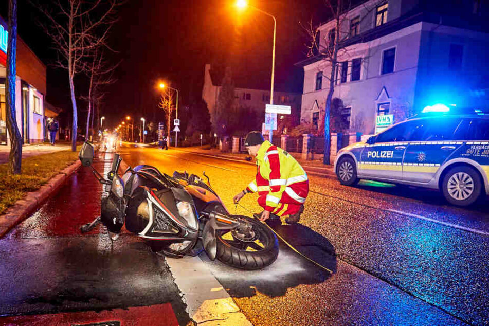 Der Unfall in der Rudolf-Renner-Straße in Pirna-Copitzwird wird aufgenommen.