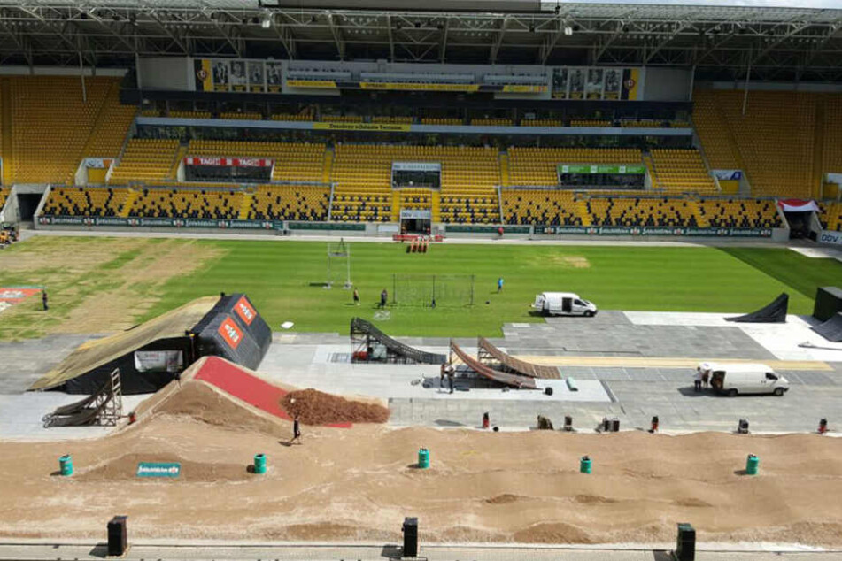 Wo sonst die Spieler der SGD spielen, türmen sich bereits erste Sandhügel und Sprungschanzen.