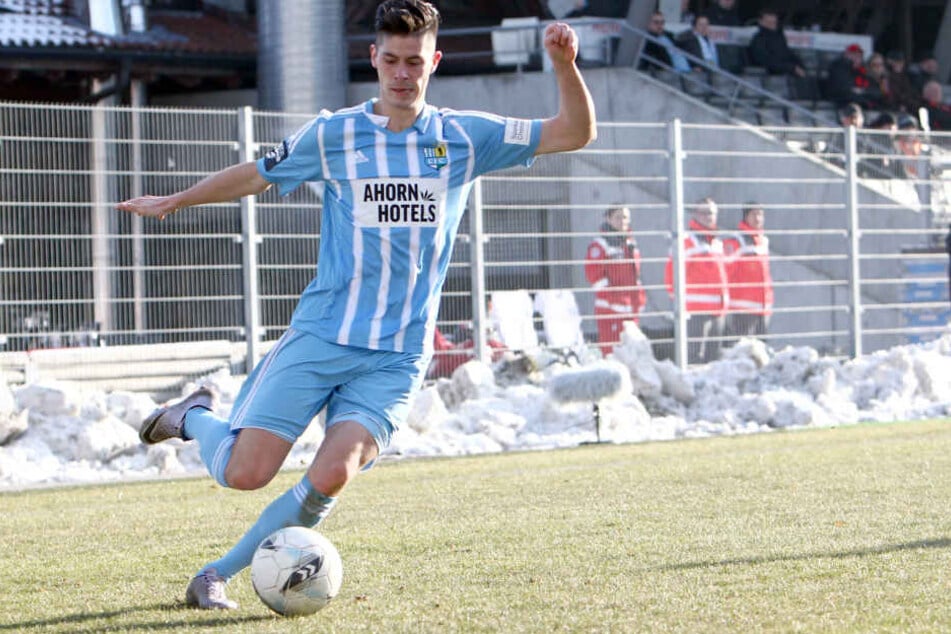Dennis Mast war bis Ende Juni 2013 beim HFC. Nach Stationen in Karlsruhe und
Bielefeld spielt er seit Sommer auf Leihbasis für den CFC. Mast hat in dieser
Saison noch kein Punktspiel verpasst.