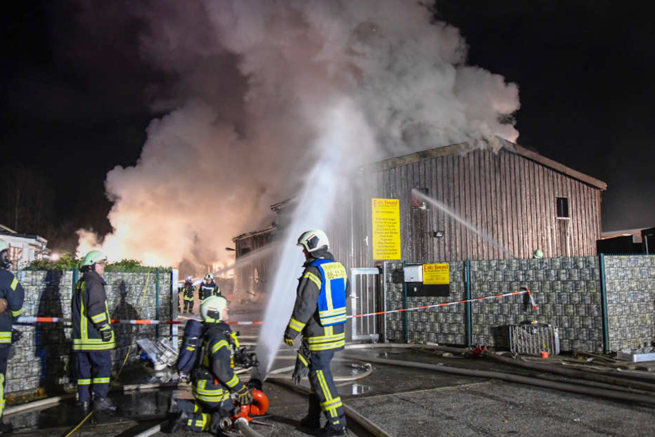 Bei dem Feuer entstand eine riesige Rauchwolke.