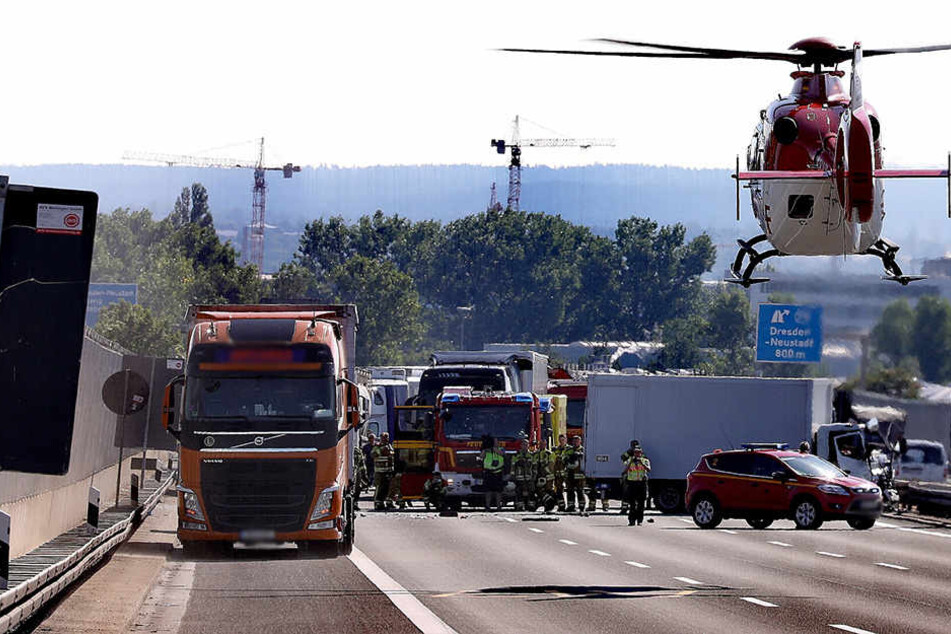 Ein Hubschrauber landet auf der Autobahn 4.