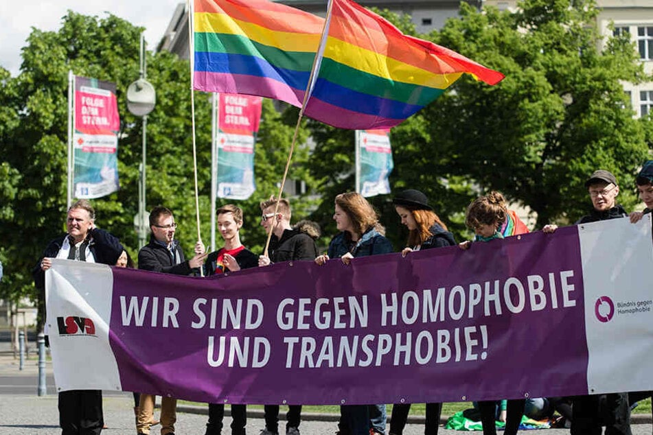 Teilnehmer der Demonstration des Lesben- und Schwulenverband LSVD auf dem Wittenbergplatz 2015.