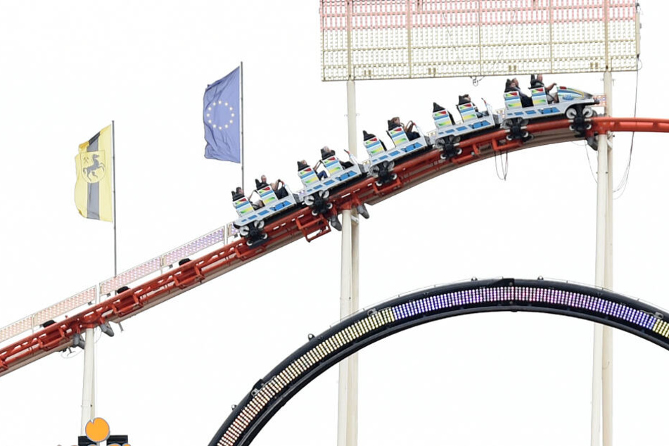 Mehrere Besucher der Mannheimer Herbstmesse saßen eine Stunde in einer Achterbahn fest. (Symbolbild)