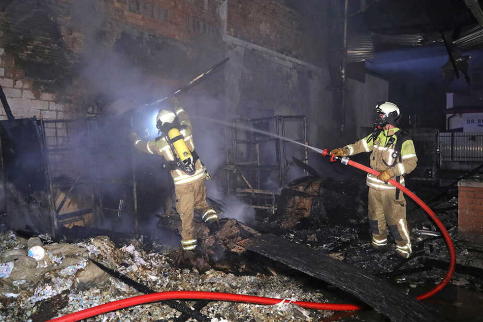 Das Feuer war mitten in der Nacht auf einem Firmengelände ausgebrochen.