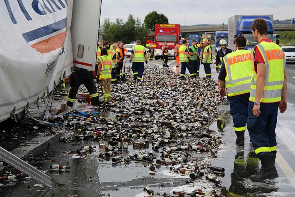 Auf der A9 hat ein Laster seine komplette Ladung verloren.