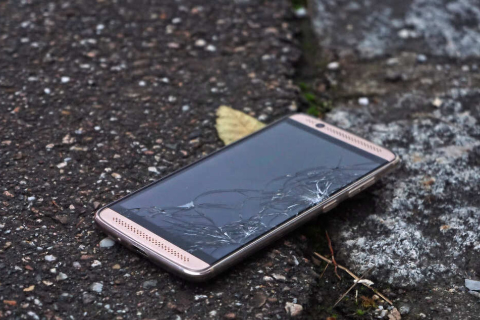 Der Angeklagte stieß mit dem Rentner zusammen, dabei fiel sein Handy auf den Boden. (Symbolbild)