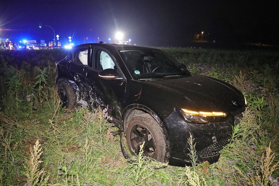Der Alfa Romeo landete in einem Feld, auch er wurde deutlich sichtbar beschädigt.