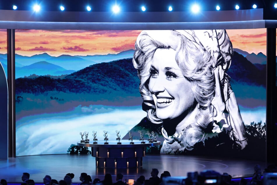 Dolly Parton posthum für Lebenswerk geehrt: Videobotschaft berührt Publikum