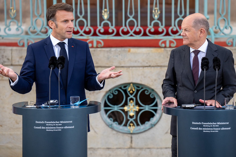 Bundeskanzler Olaf Scholz (r.) neben dem französischen Präsidenten Emmanuel Macron bei einer Pressekonferenz.