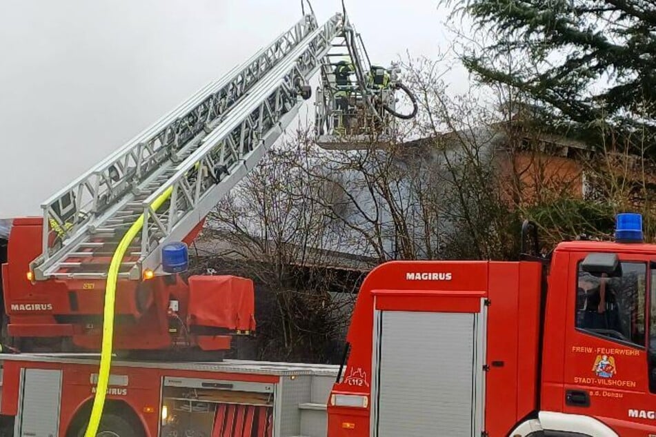 Feuerwehrkräfte löschten die Flammen, die auf das Wohnhaus übergegriffen hatten.