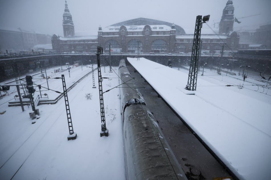 Nach dem starken Schneefall am Freitag rechnet der Deutsche Wetterdienst für den Samstag nur noch mit einzelnen Schneeschauern.