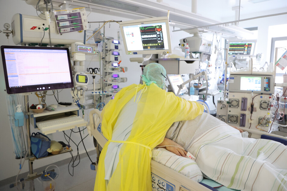 In Suhl und dem Landkreis Hildburghausen haben die Zahl der Neuinfektionen und die der Krankenhausbelegungen zugenommen. Nun müssen die Kommunen mit entsprechenden Maßnahmen reagieren. (Symbolfoto)
