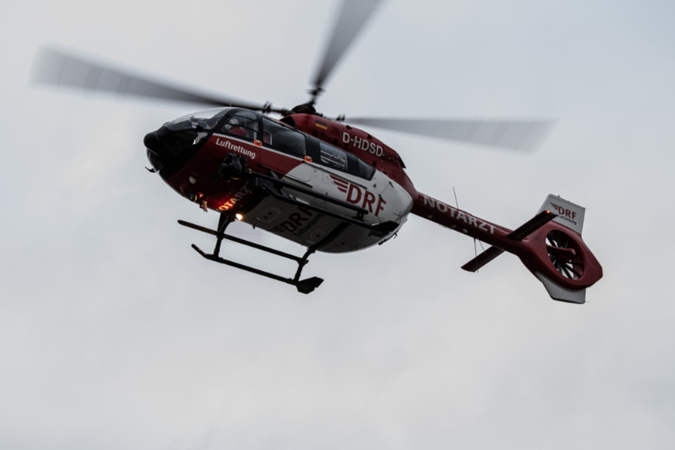 Ein Rettungshubschrauber brachte die verletzten Eltern in ein Krankenhaus. (Symbolbild)