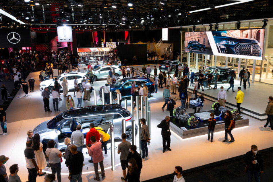 Messebesucher schauen sich am Stand von Wey die neuen Modelle an.