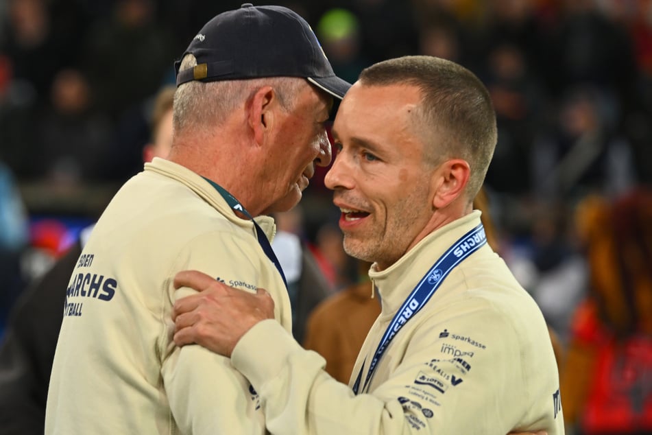 Monarchs-Geschäftsführer Jörg Dreßler (r.) ist alles andere als glücklich, dass das Highlight-Spiel ausfällt.