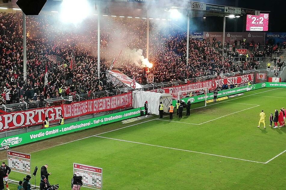 Die Nordwand reagierte feinfühlig nach Abpfiff und sorgte vor versammelter Mannschaft für ein Lichtermeer und Applaus.
