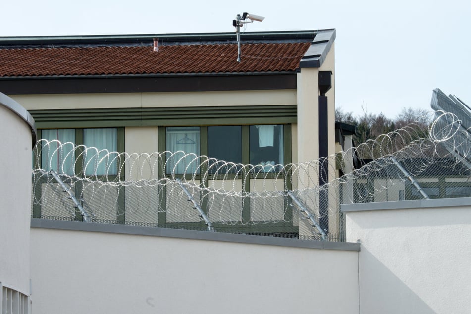 Zwangseinweisungen in Kliniken sollen erleichtert werden. Der Bundesverband der Angehörigen psychisch erkrankter Menschen (BApK) übt scharfe Kritik. (Symbolbild)